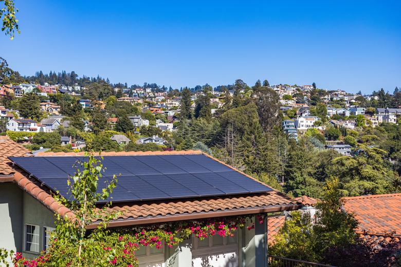 Panneaux photovoltaïques sur un toit en tuiles